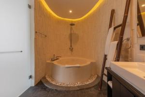 Ein Badezimmer in der Unterkunft Taman Mesari Luxury Villas-Seminyak