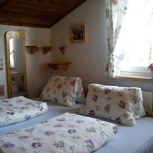 2 Betten in einem Zimmer mit Kissen und Fenster in der Unterkunft Holiday home in Marianska/Erzgebirge 1664 in Mariánská