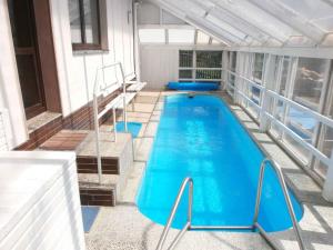una piscina en el balcón de una casa en Holiday home in Skrdlovice 1383 en Škrdlovice