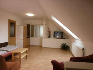 sala de estar con cama y mesa en una habitación en Holiday home in Skrdlovice 1383 en Škrdlovice