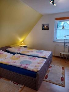 1 dormitorio con 2 camas y ventana en Apartment in Sehlen/Insel Rügen 3026, en Sehlen