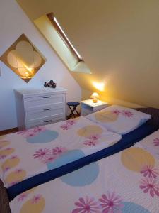 1 Schlafzimmer mit 2 Betten und einer Kommode in der Unterkunft Apartment in Sehlen/Insel Rügen 3026 in Sehlen