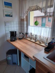 eine Küche mit einer Holztheke und einem Fenster in der Unterkunft Apartment in Sehlen/Insel Rügen 3026 in Sehlen