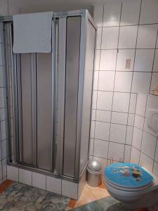 ein Bad mit einer Dusche und einem WC in der Unterkunft Apartment in Sehlen/Insel Rügen 3026 in Sehlen