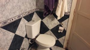 Łazienka z toaletą oraz czarno-białą podłogą wyłożoną kafelkami w obiekcie Dani I w mieście Jesús María