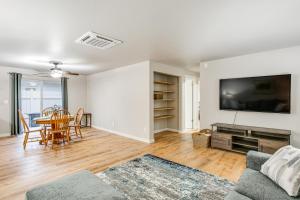 TV a/nebo společenská místnost v ubytování Updated Duplex Home Less Than 1 Mi to Downtown Enumclaw!