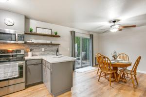 Nhà bếp/bếp nhỏ tại Updated Duplex Home Less Than 1 Mi to Downtown Enumclaw!