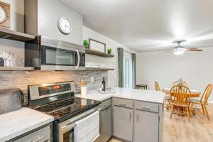 Nhà bếp/bếp nhỏ tại Updated Duplex Home Less Than 1 Mi to Downtown Enumclaw!