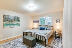 Giường trong phòng chung tại Updated Duplex Home Less Than 1 Mi to Downtown Enumclaw!