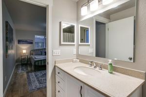 Phòng tắm tại Updated Duplex Home Less Than 1 Mi to Downtown Enumclaw!