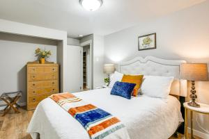 Giường trong phòng chung tại Updated Duplex Home Less Than 1 Mi to Downtown Enumclaw!