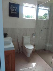 a bathroom with a toilet and a sink at Medalin Lake Gregory in Nuwara Eliya