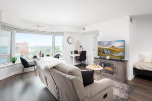 ein Wohnzimmer mit einem Sofa und einem Kamin in der Unterkunft Luxury Apartment in Yorkville Downtown Toronto with City View in Toronto