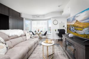 - un salon avec un canapé et une table dans l'établissement Luxury Apartment in Yorkville Downtown Toronto with City View, à Toronto