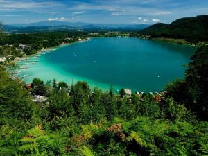 una vista aérea de un gran lago azul en Quiet holiday apartment near Klopeinersee, en Gallizien