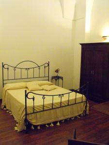 a bedroom with a bed with a black metal frame at Li Traìni in San Pietro in Lama