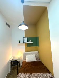 Postel nebo postele na pokoji v ubytování Budget Double Partition Room in Barsha Heights Near Metro