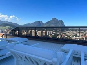 balcone con vista sulla città e sulle montagne. di Apto de 2 quartos e 2 banheiros sociais no Barramares a Rio de Janeiro