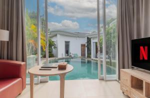 Der Swimmingpool an oder in der Nähe von Taman Mesari Luxury Villas-Seminyak