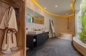 Ein Badezimmer in der Unterkunft Taman Mesari Luxury Villas-Seminyak