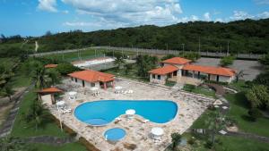 een luchtzicht op een resort met een zwembad bij Summerville Mansão PéNaAreia Piscina BeachTennis in Cumbuco