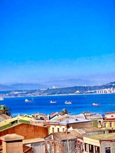 - une vue sur une ville avec des bateaux dans l'eau dans l'établissement Loft privado Cerro Alegre, estilo Buhardilla., à Valparaíso