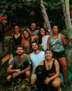 un grupo de personas posando para una foto en Tucano House, en Florianópolis