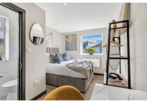 1 Schlafzimmer mit einem Bett und einem Bad in der Unterkunft A Place to Dream: Airy Studio in Serene Locale in London