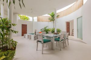 スミニャックにあるTaman Mesari Luxury Villas-Seminyakのダイニングルーム(テーブル、椅子付)