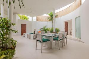 ein Esszimmer mit Tisch und Stühlen in der Unterkunft Taman Mesari Luxury Villas-Seminyak in Seminyak