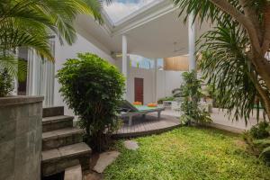 Ein Garten an der Unterkunft Taman Mesari Luxury Villas-Seminyak
