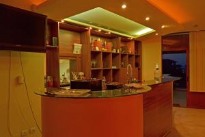 uma cozinha com um bar com bancada em Svetlana Hotel em Byala