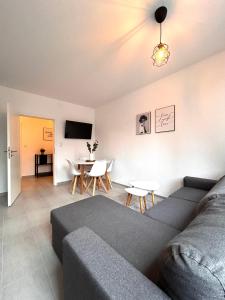 uma sala de estar com um sofá e uma mesa em 93qm-4 Rooms-WiFi-City Centre em Kassel
