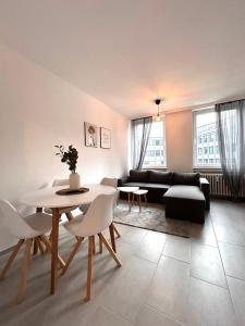 sala de estar con mesa y sofá en 93qm-4 Rooms-WiFi-City Centre, en Kassel