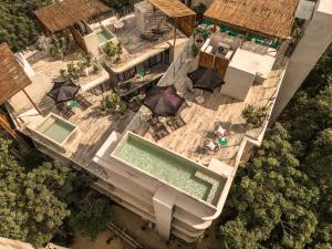 Una vista aérea de una casa con piscina. en NAJ TULUM, en Tulum