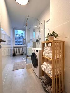 uma lavandaria com uma máquina de lavar roupa e um chuveiro em 93qm-4 Rooms-WiFi-City Centre em Kassel
