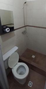 Baño pequeño con aseo y lavamanos en Esquina La Argentina en San Luis