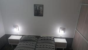 a hotel room with a couch and two lamps at Esquina La Argentina in San Luis