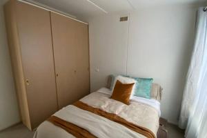 - une petite chambre avec un lit et 2 oreillers dans l'établissement Rosebud Beach Cottage, à Rosebud