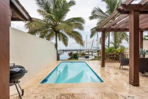 una piscina en el patio trasero de una casa en Marina Front Villa at Puerto Bahía -Breakfast incl en Santa Bárbara de Samaná
