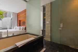 Ein Badezimmer in der Unterkunft Taman Mesari Luxury Villas-Seminyak
