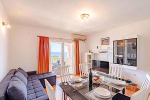Una sala de estar con un sofá y una mesa de cristal. en Apartment in Prizba - Insel Korcula 6388, en Prizba