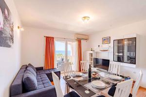 una sala de estar con un sofá y una mesa en Apartment in Prizba - Insel Korcula 6388, en Prizba