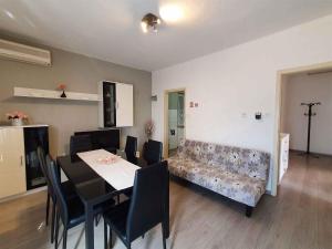 - une salle à manger avec une table et un canapé dans l'établissement Apartment in Novigrad/Istrien 9669, à Novigrad