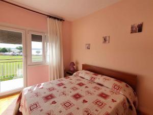 - une chambre avec un lit et une grande fenêtre dans l'établissement Apartment in Novigrad/Istrien 9669, à Novigrad