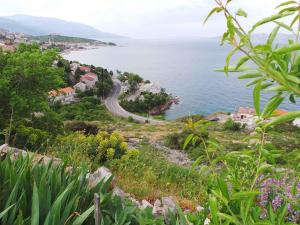 vistas al océano desde una colina en Holiday home in Senj 17085, en Senj