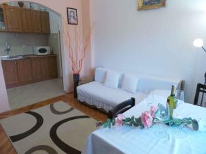 una sala de estar con una mesa y un sofá en Holiday home in Senj 17085, en Senj 8 fotos más