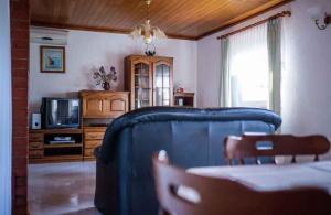 un salon avec un canapé bleu et une télévision dans l'établissement Apartment in Barbat - Insel Rab 16122, à Barbat na Rabu