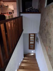 una scala in una casa con ringhiera in legno di Holiday home in Dobrec 15115 a Dobreć