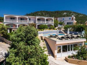 Una casa grande con piscina delante de ella. en Apartment in Prizba - Insel Korcula 6404, en Prizba